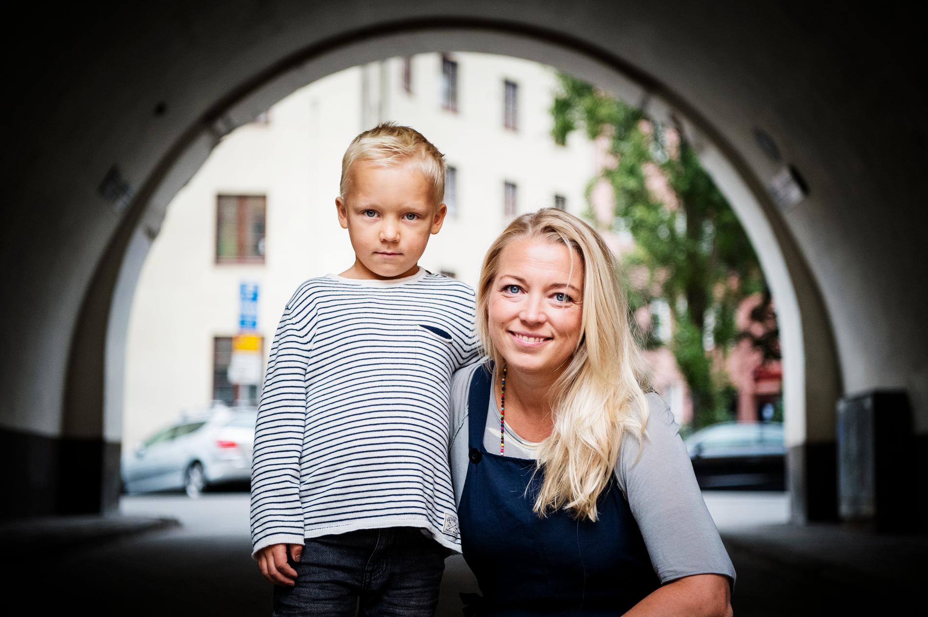 Var tredje vecka får 6-åriga Adrian Nystedt nytt blod. ”Jag är så tacksam för alla som räddar liv på ett så enkelt sätt som att ge blod”, säger mamma Maria Nystedt.
