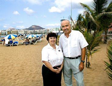 2003. Kanarie-kompisar sedan 35 år: Marianne Johansson Garcia och Pedro Cardenes Perez på Playa de las Canteras. I bakgrunden ser man de allra första hotellen som byggdes för turister.