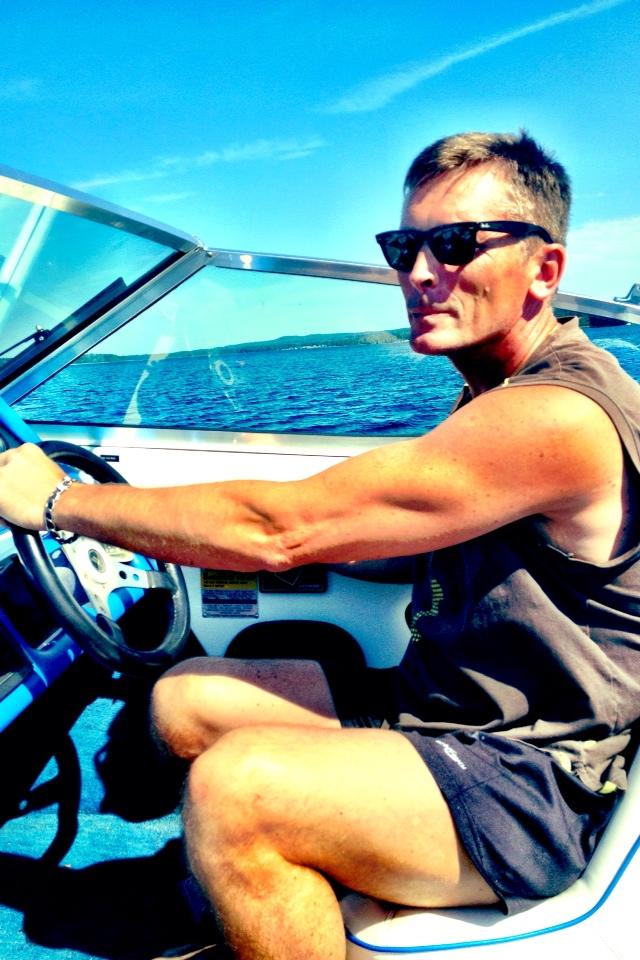 Linn Karlssons pappa rattar båten när familjen åker ut med båten och åker vattenskidor i Skövde.