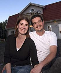 NYINFLYTTADE. Robert Vancata och Maria Borgh framför huset som har en minst sagt central roll i bloggen husihelvete.se.
