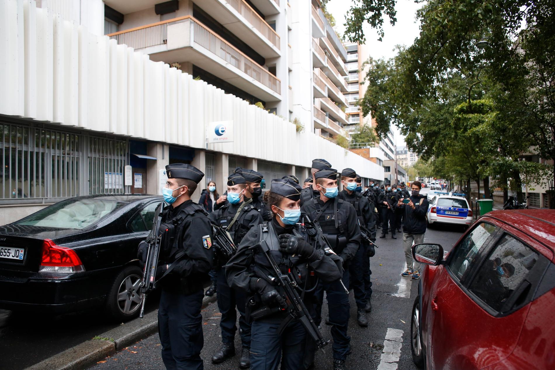 Tungt beväpnad polis på gatorna i Frankrike.