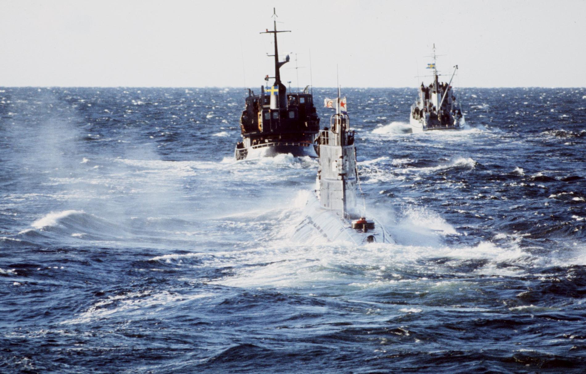 Bild från när den sovjetiska ubåten U137 gick på grund utanför Karlskrona i slutet på 80-talet.