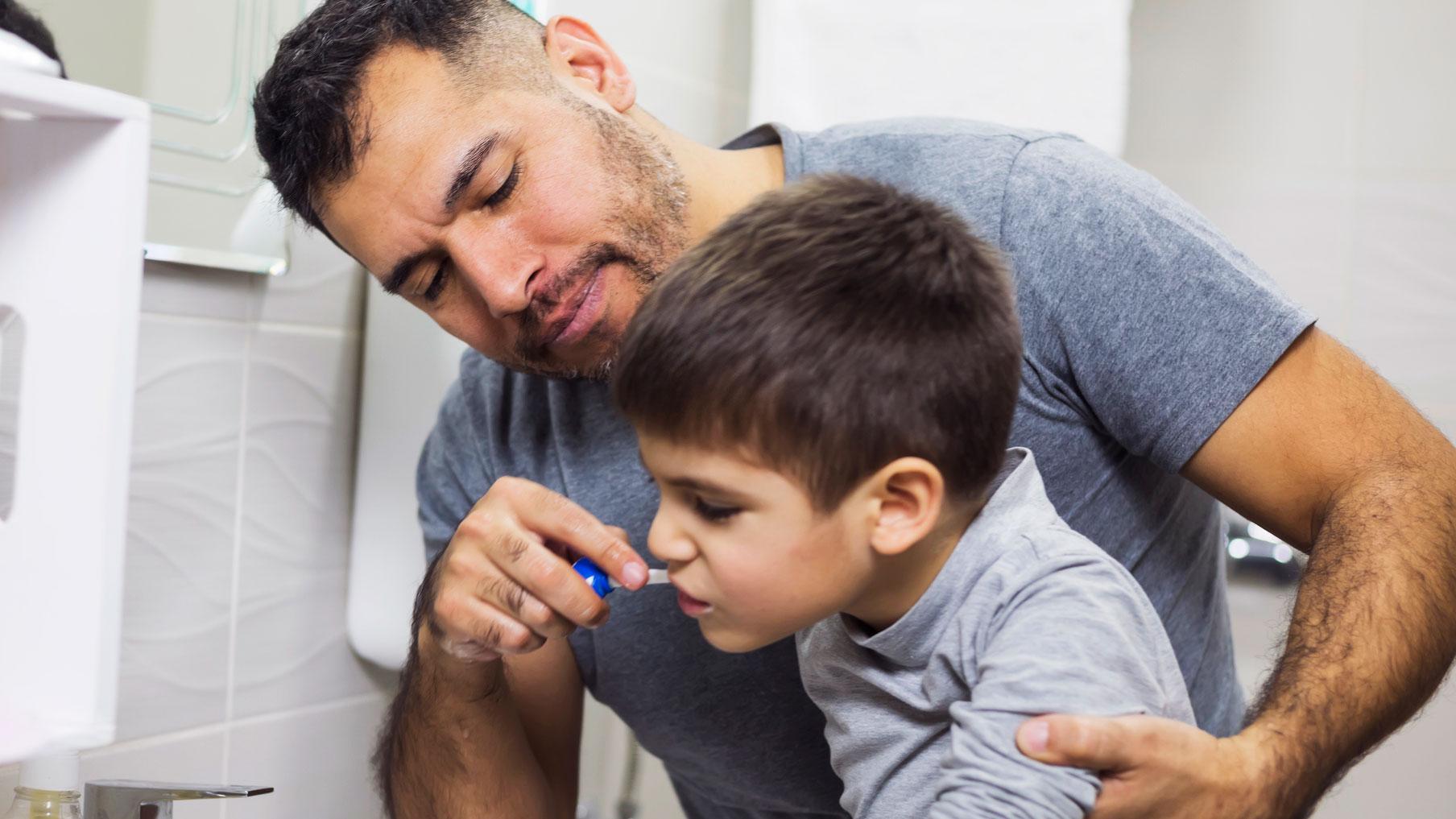 Som förälder är det bra om man kan hjälpa barnen med tandborstningen ända upp till 12 år ålder. 