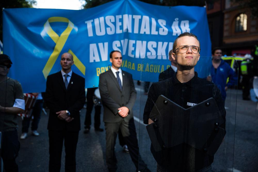 NICLAS HAMMARSTRÖM Svenskarnas parti demonstrerar i Stockholm. Mängder av poliser och egna livvakter skyddade partiledaren Stefan Jacobsson.