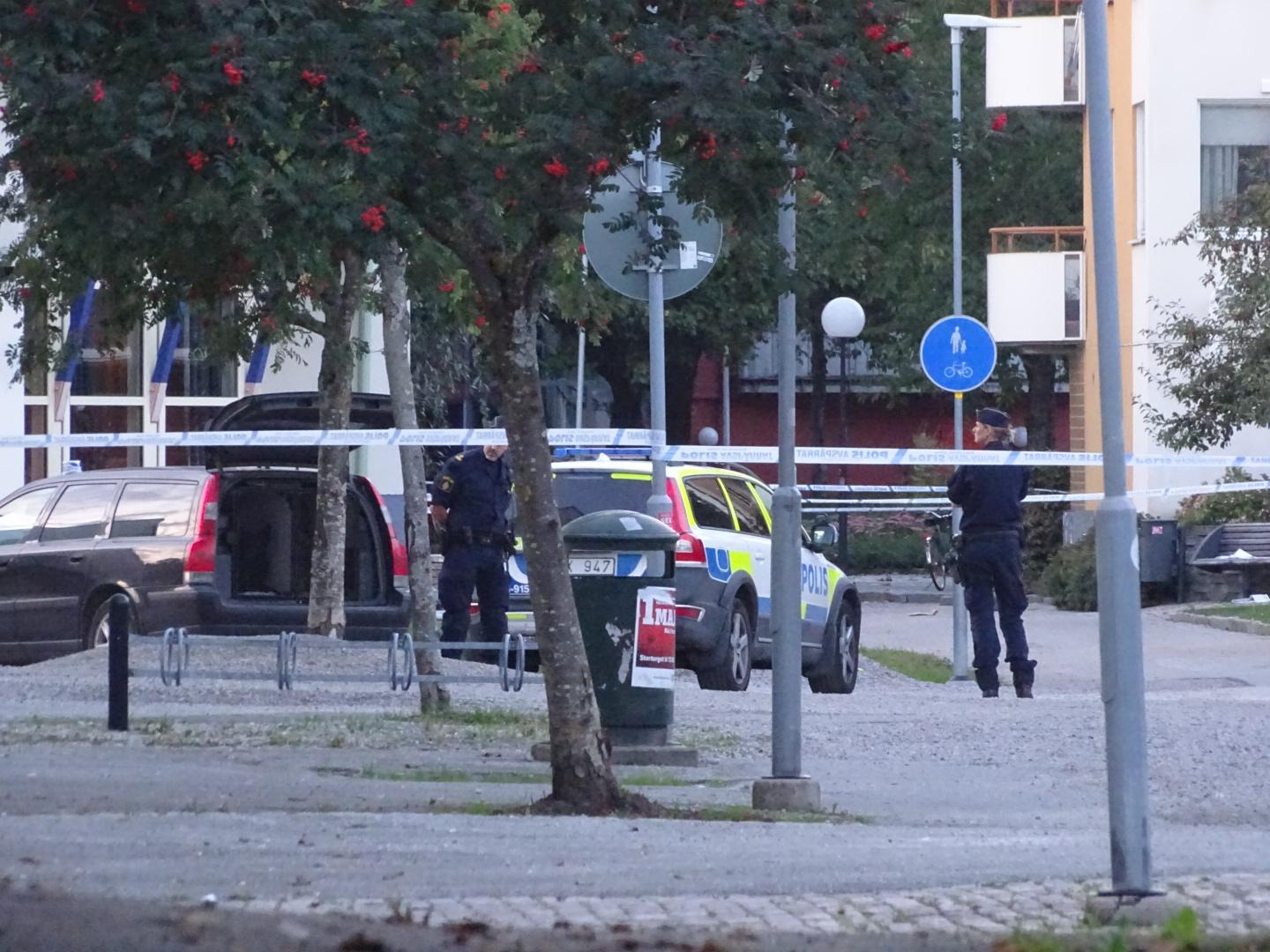 Två män har skadats i en skottlossning i Örebro – polisen har spärrat av ett område.