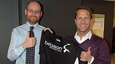 blir spelexpert Ola Andersson här tillsammans med spelbolaget Betssons vd Pontus Lindwall.
