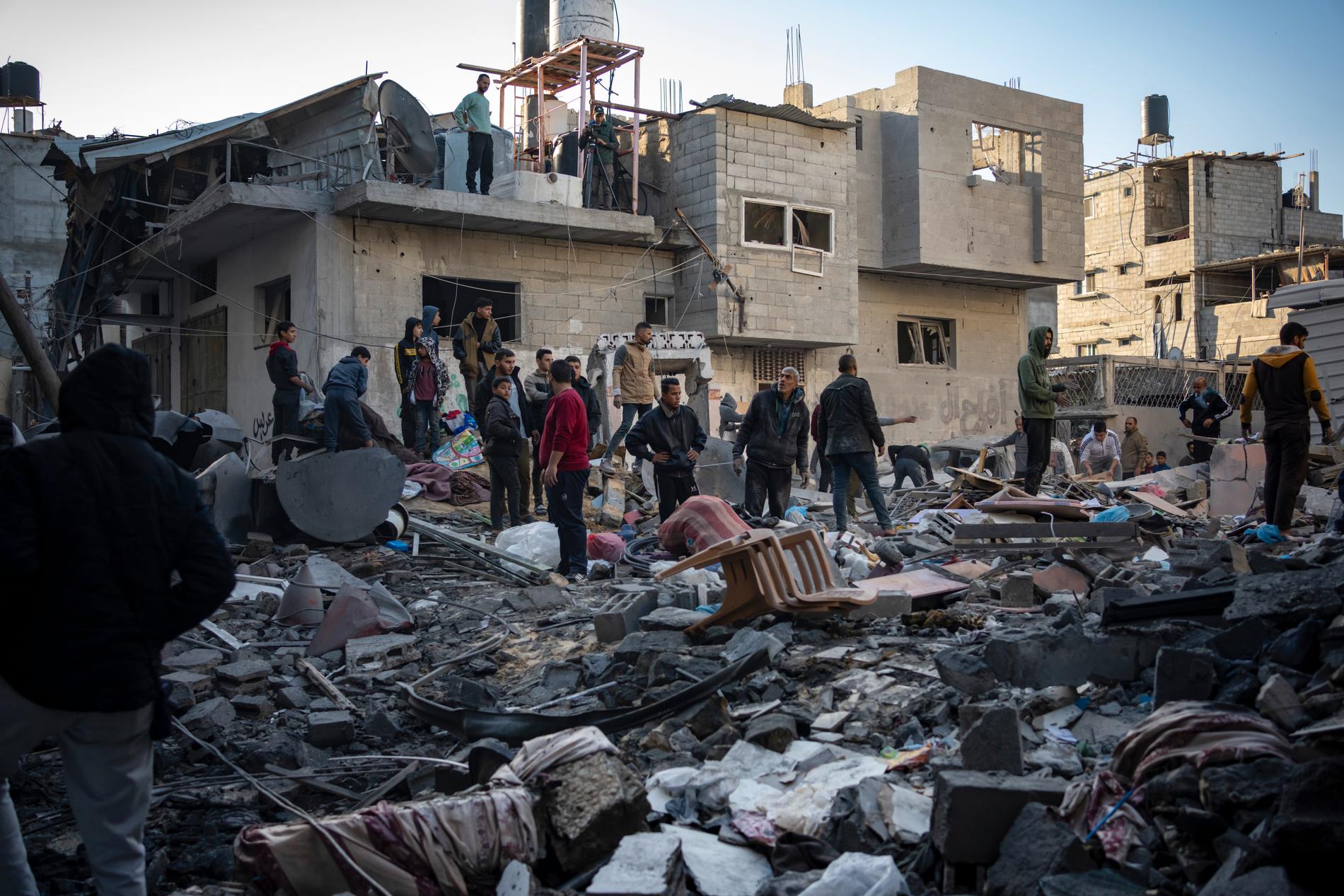 Förstörda hus efter omfattande israeliska bombningar i Rafah i Gaza på lördagen.