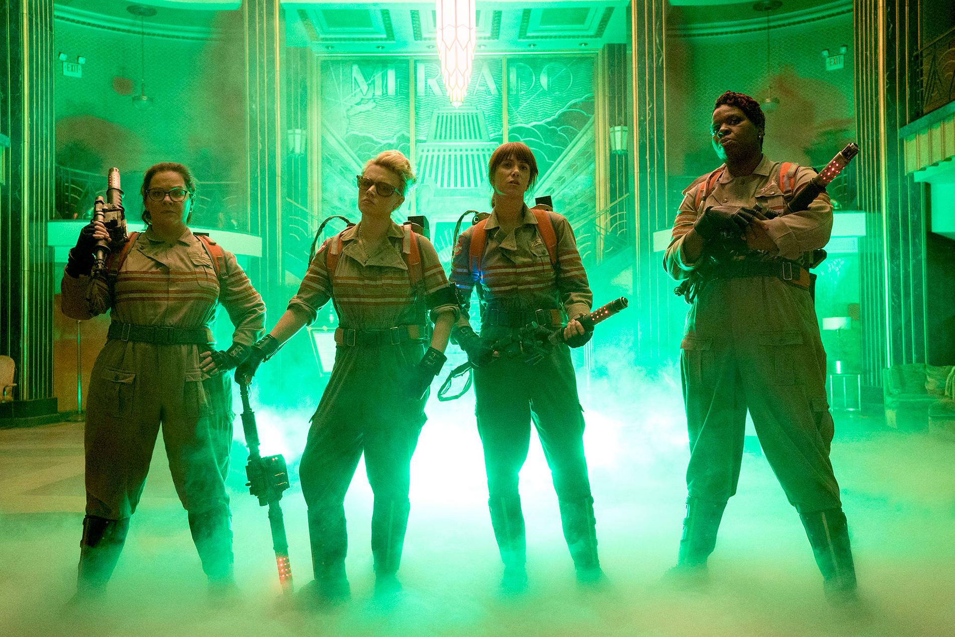 Scen ur ”Ghostbusters” med (från vänster) Melissa McCarthy, Kate McKinnon, Kristen Wiig och Leslie Jones.