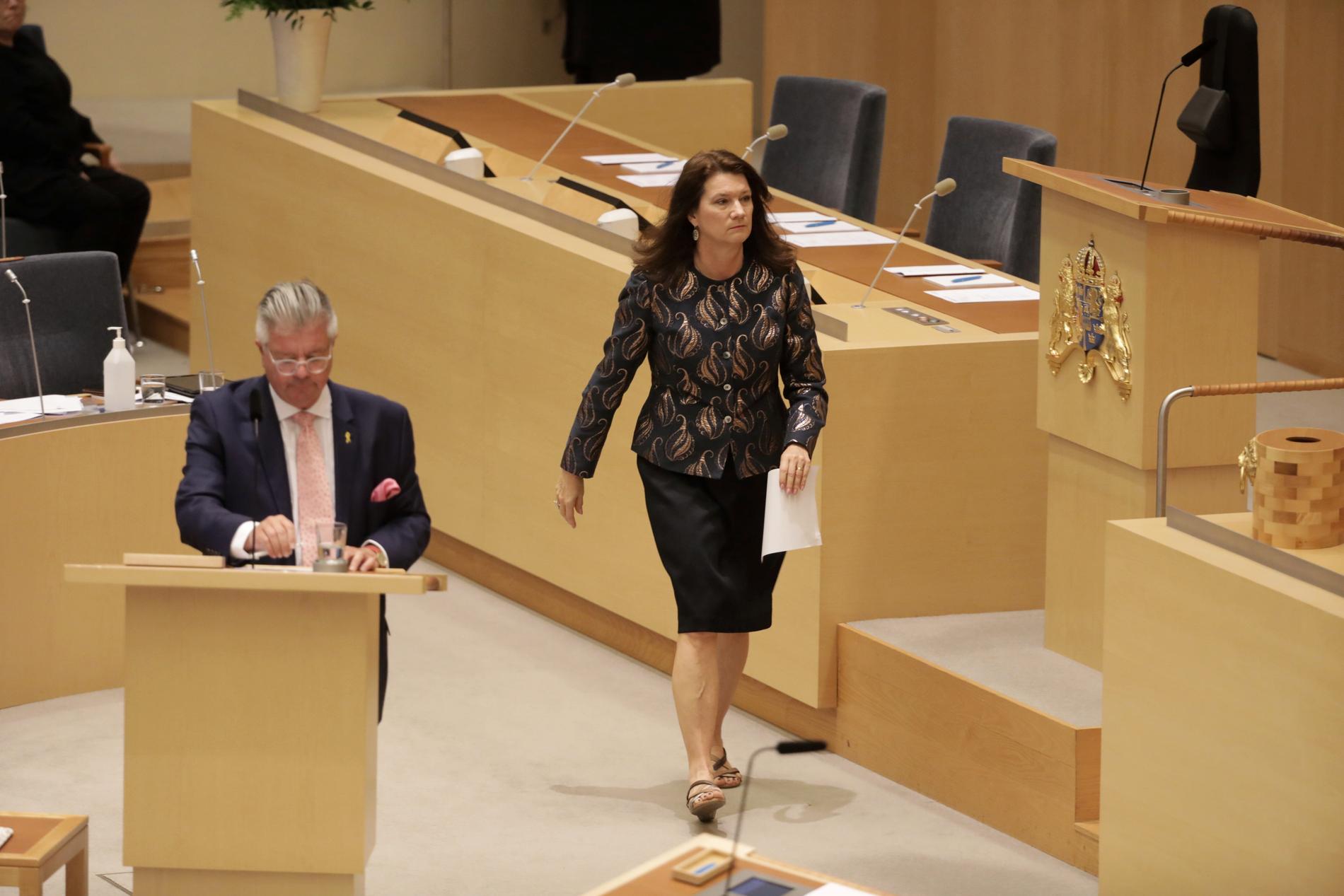 Utrikesminister Ann Linde (S) under den utrikespolitiska debatten i riksdagen. Hans Wallmark (M) i talarstolen.