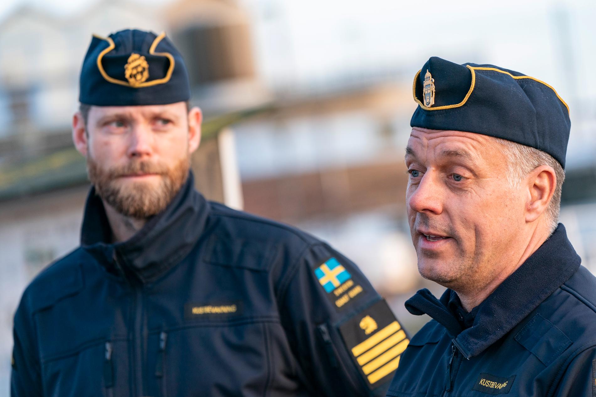 Räddningsdykare Erik Svensson (th) och Peter Ryman, stationschef på Kustbevakningen (tv). 