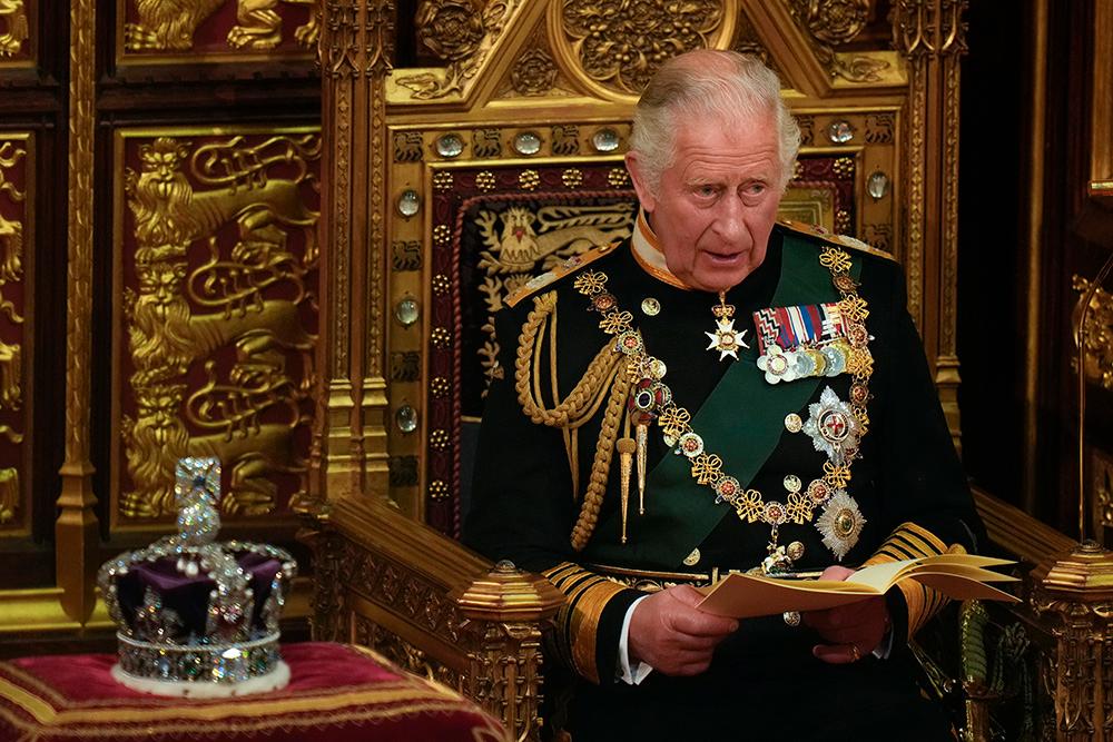 Prins Charles fick ta drottningens plats vid parlamentets öppnande idag. Drottningen avstod på läkarnas inrådan. 