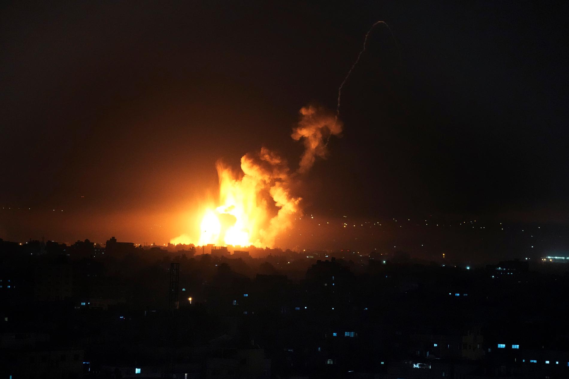 Israeliska attacker mot Gaza under fredagen. 