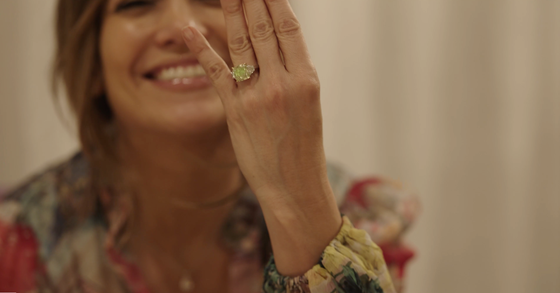 Jennifer Lopez visar upp den gröna diamanten i nyhetsbrevet ”On the Jlo”.