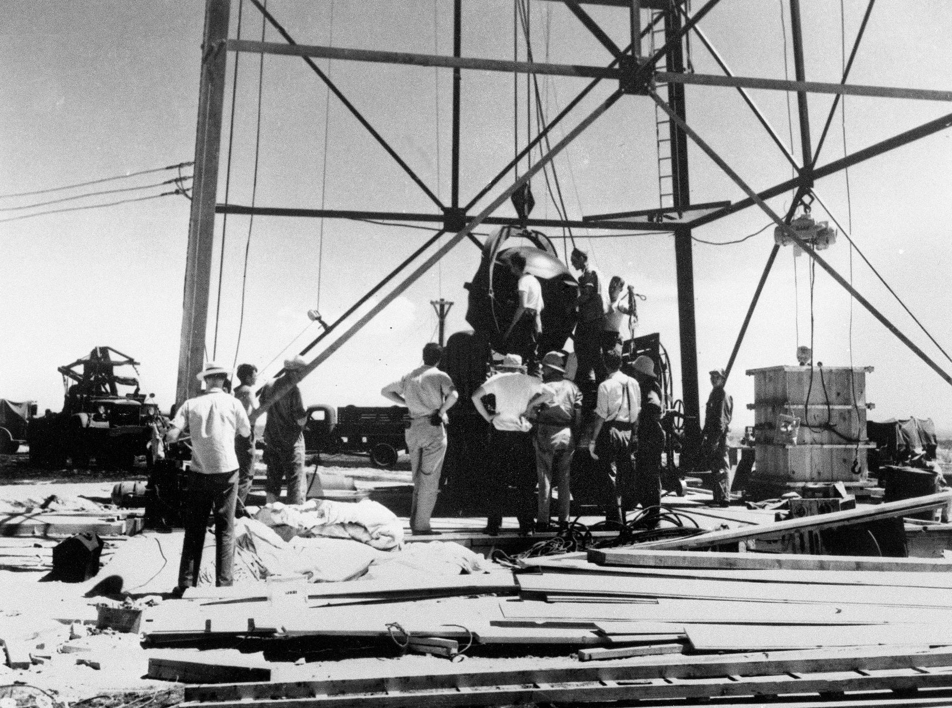 Forskare och hantverkare riggar bomben vid Trinity Site i New Mexico den 16 juli 1945.
