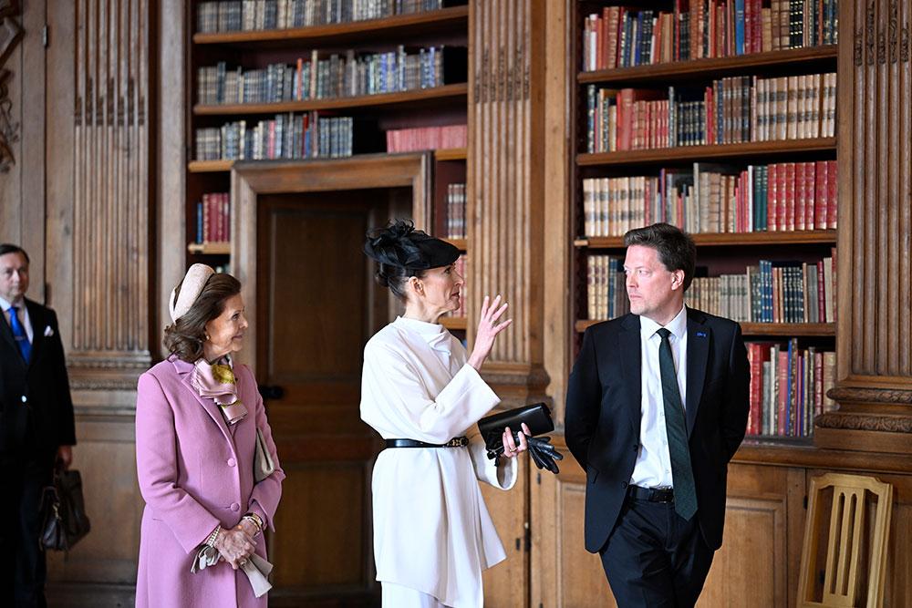 Drottning Silva och presidentfrun Suzanne Innes-Stubb träffade Arvid Jakobsson, slottsbibliotekarie på Bernadottebiblioteket, på statsbesökets första dag. 