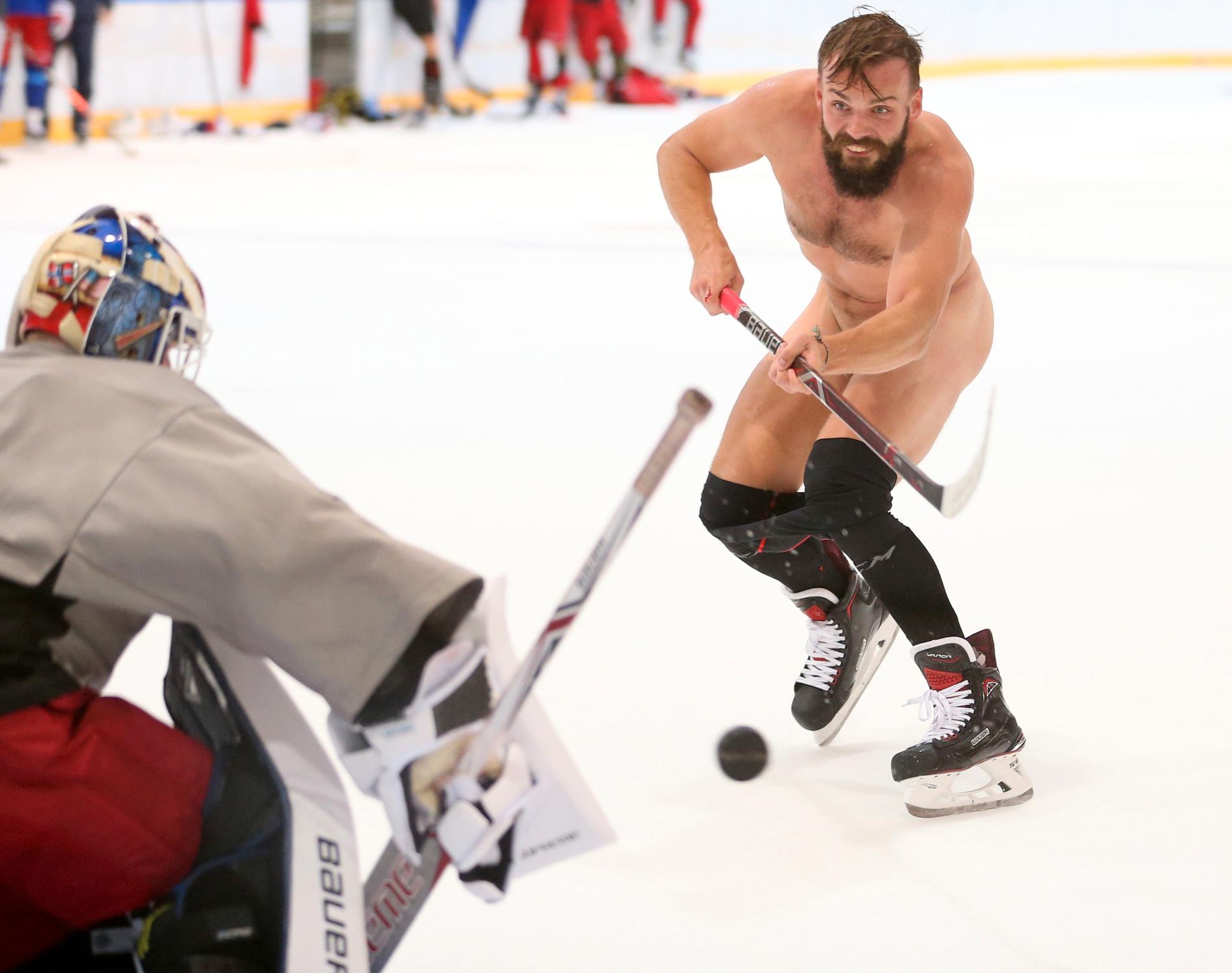 Norske VM-spelaren Villiam Strøm fick till slut slå straffar spritt språngande naken. 