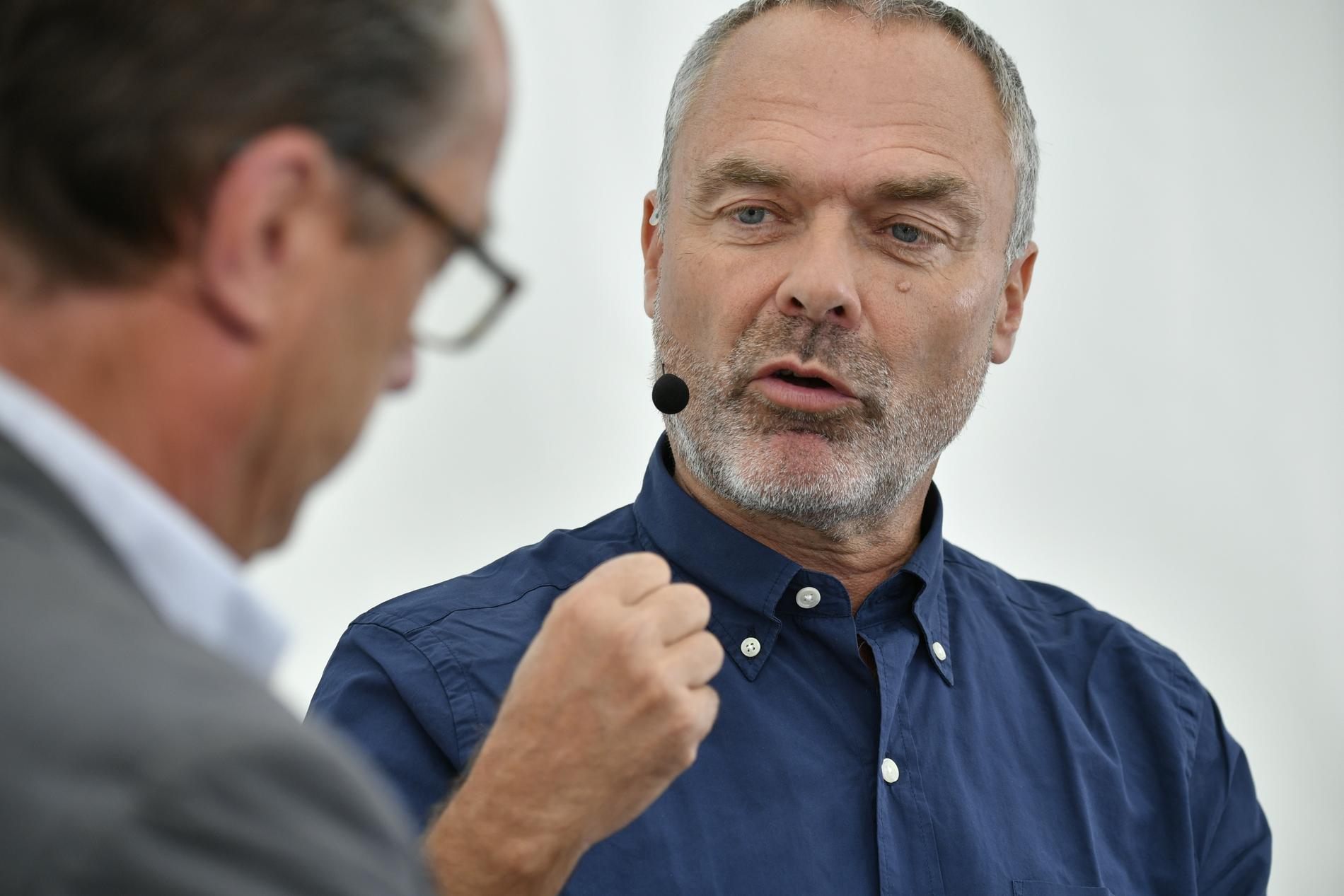 Liberalernas Jan Björklund intervjuas av TT:s reporter Owe Nilsson.