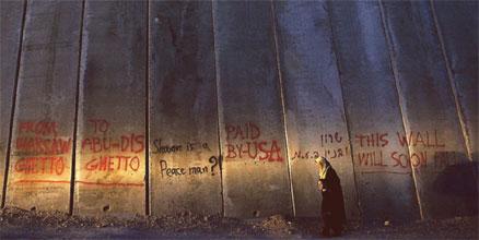 EU blundar redan för den israeliska muren, som i sig är ett brott mot de mänskliga rättigheterna.