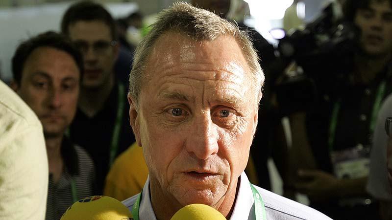 Kritisk Barcelonas legendar Johan Cruyff riktar en känga mot ledningen.