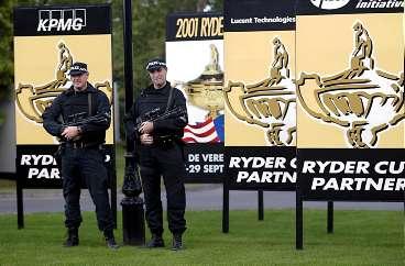 Skarpladdat Rädslan för terrorister är stor inför Ryder Cup. Vakter med tung beväpning skyddar spelare och publik på The Belfry. "Det är inte roligt att se sånt här vid en golfanläggning", säger Jesper Parnevik.