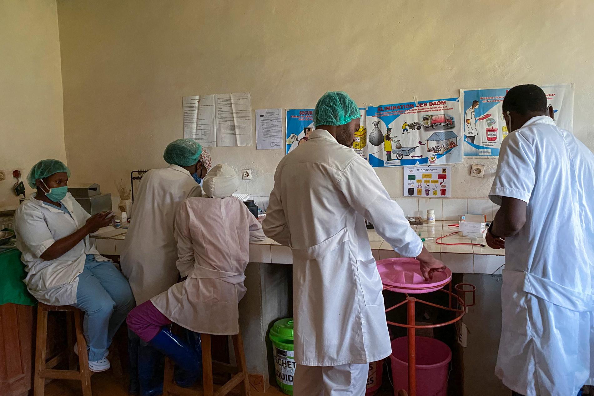 Ebolamedicin förbereds på Matandasjukhuset i Butembo i Kongo-Kinshasa. Bilden togs i våras.