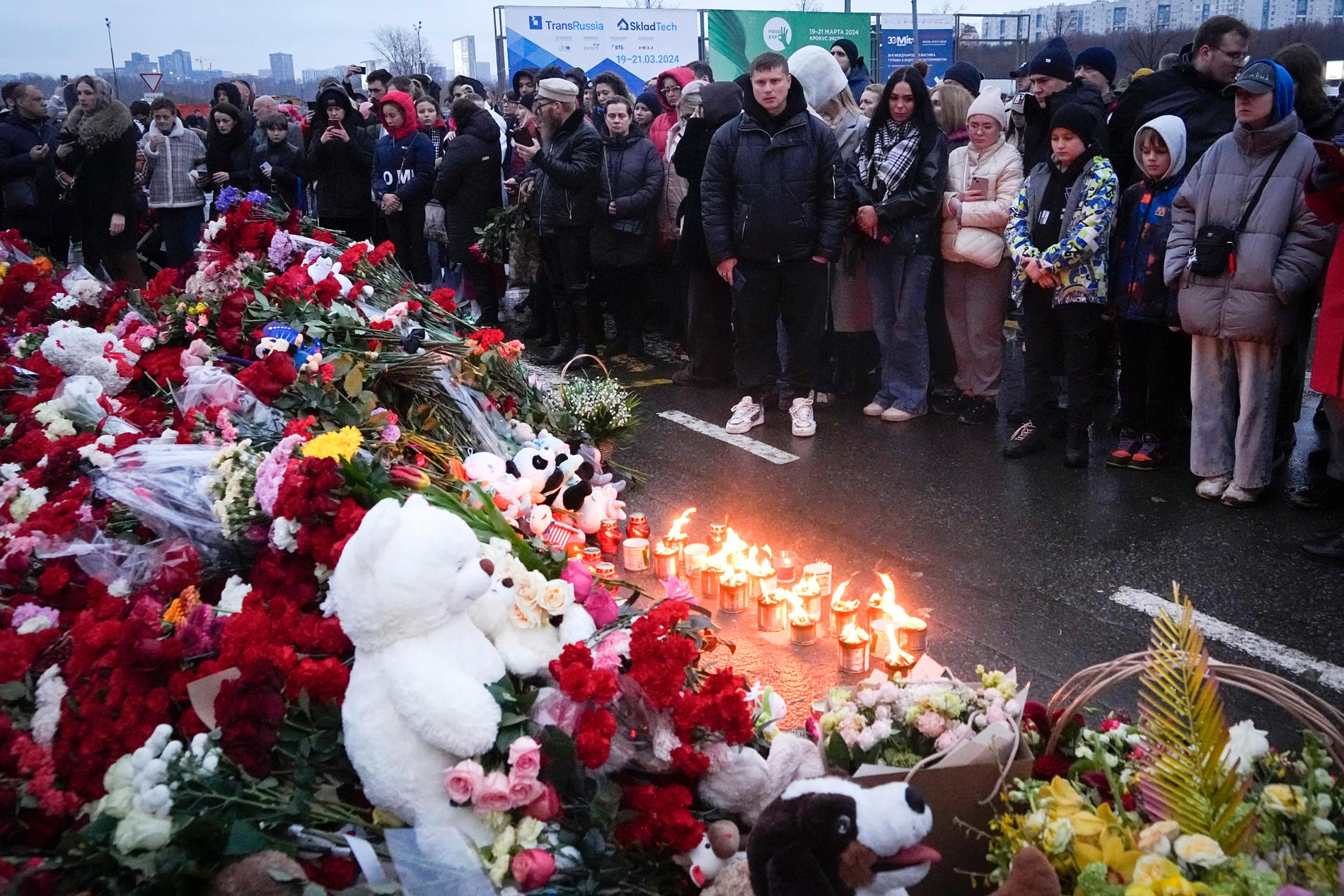 Sörjande människor samlas utanför konserthallen som var måltavla för terrordådet på fredagskvällen i Moskva. Havet av blommor och gosedjur har vuxit sig stort.