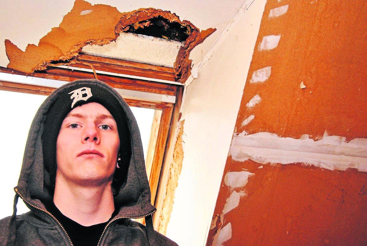 Fick bo i ett uthus Ulf Jensen, 20, som är lätt förståndshandikappad, fick bo i det kalla uthuset med hål i innertaken i över tre år.