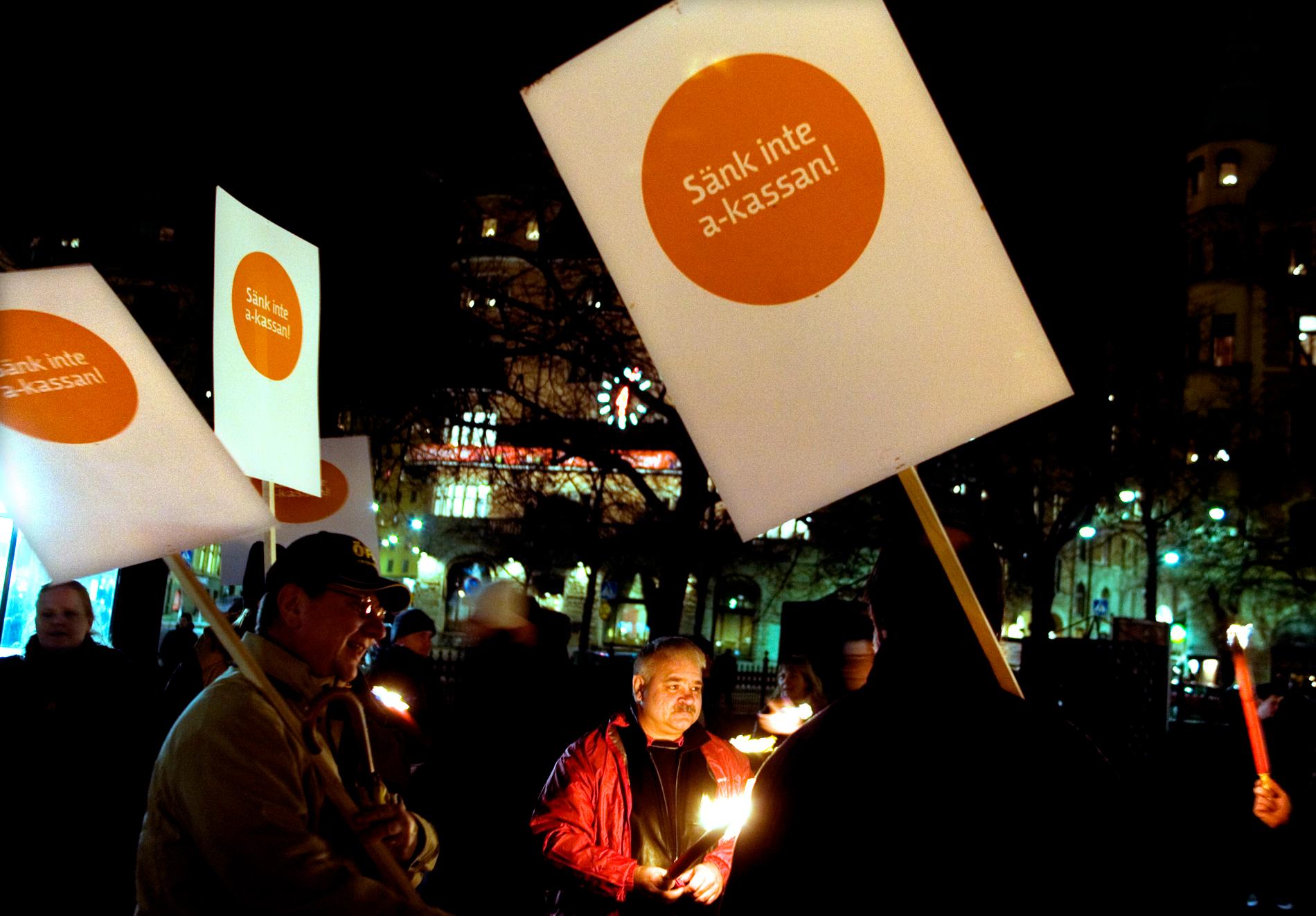 Protester mot sänkt a-kassa hösten 2006. Arkivbild
