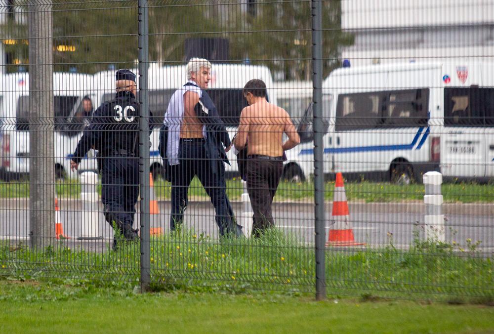 Xavier Broseta (t hö) och Pierre Plissonnier (i mitten) får polisskydd när de lämnar Air France huvudkvarter vid flygplatsen Roissy, norr om Paris.