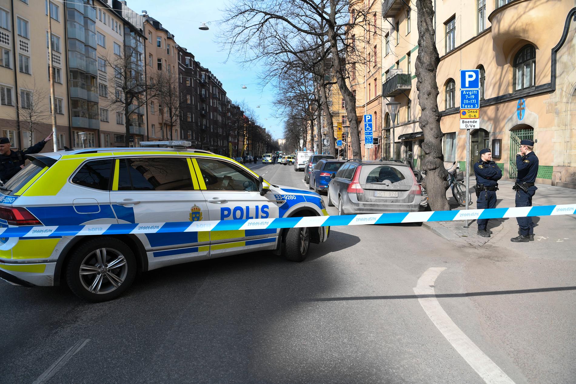 Poliser och avspärrningar på den plats på Birger Jarlsgatan där mordet ägde rum. Arkivbild.