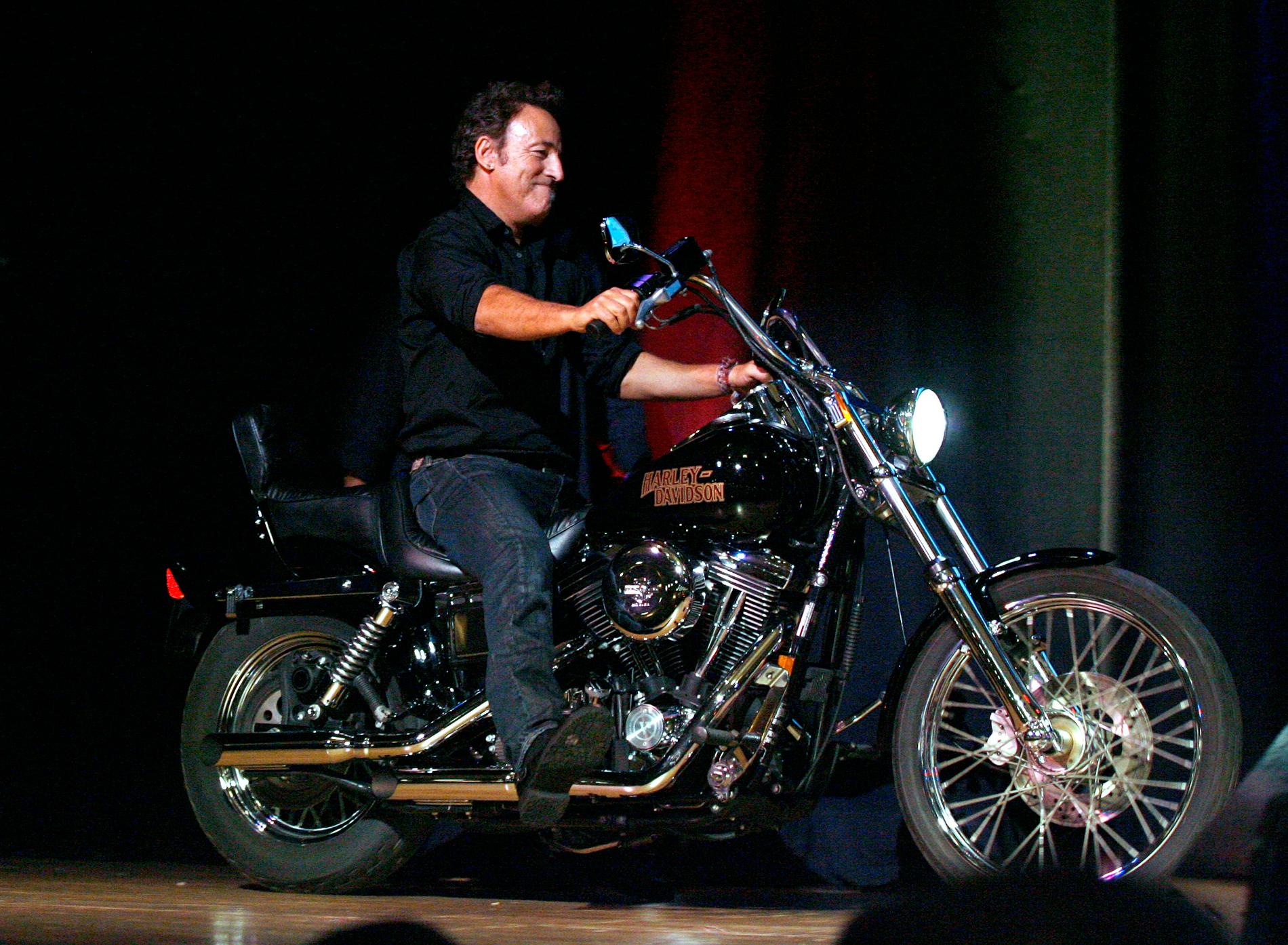 Bruce Springsteen är känd för sitt stora intresse för motorcyklar. 2008 auktionerade han ut sin Harley-Davidson från 1994 till välgörenhet.
