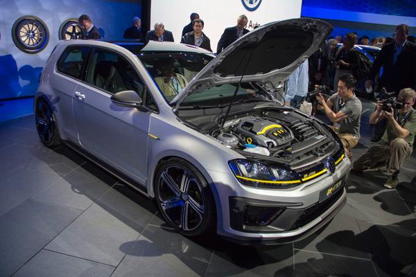 Volkswagen visar upp 400 hästkrafter starka Golf R400 – och lovar mer eller mindre en snar serieproduktion. Vi längtar!