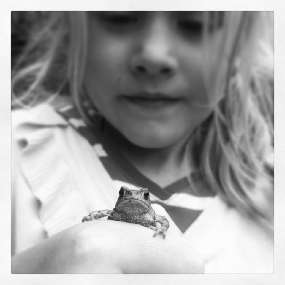 Melly, 6, var livrädd för småkryp när familjen köpte torpet nära Alingsås. Nuförtiden är de hennes kompisar.