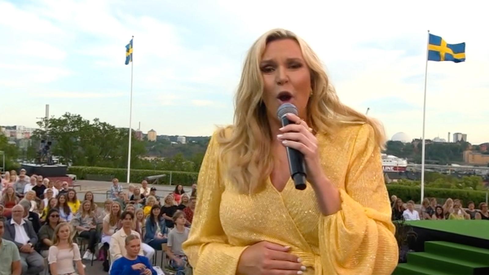 Sanna Nielsen tar i från tårna men hon får inte mycket sånghjälp av publiken på Skansen.