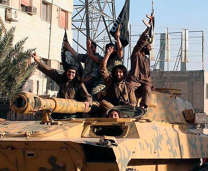 Krigare från islamiska staten jublar i terrorgruppens fäste Raqqa i Syrien.