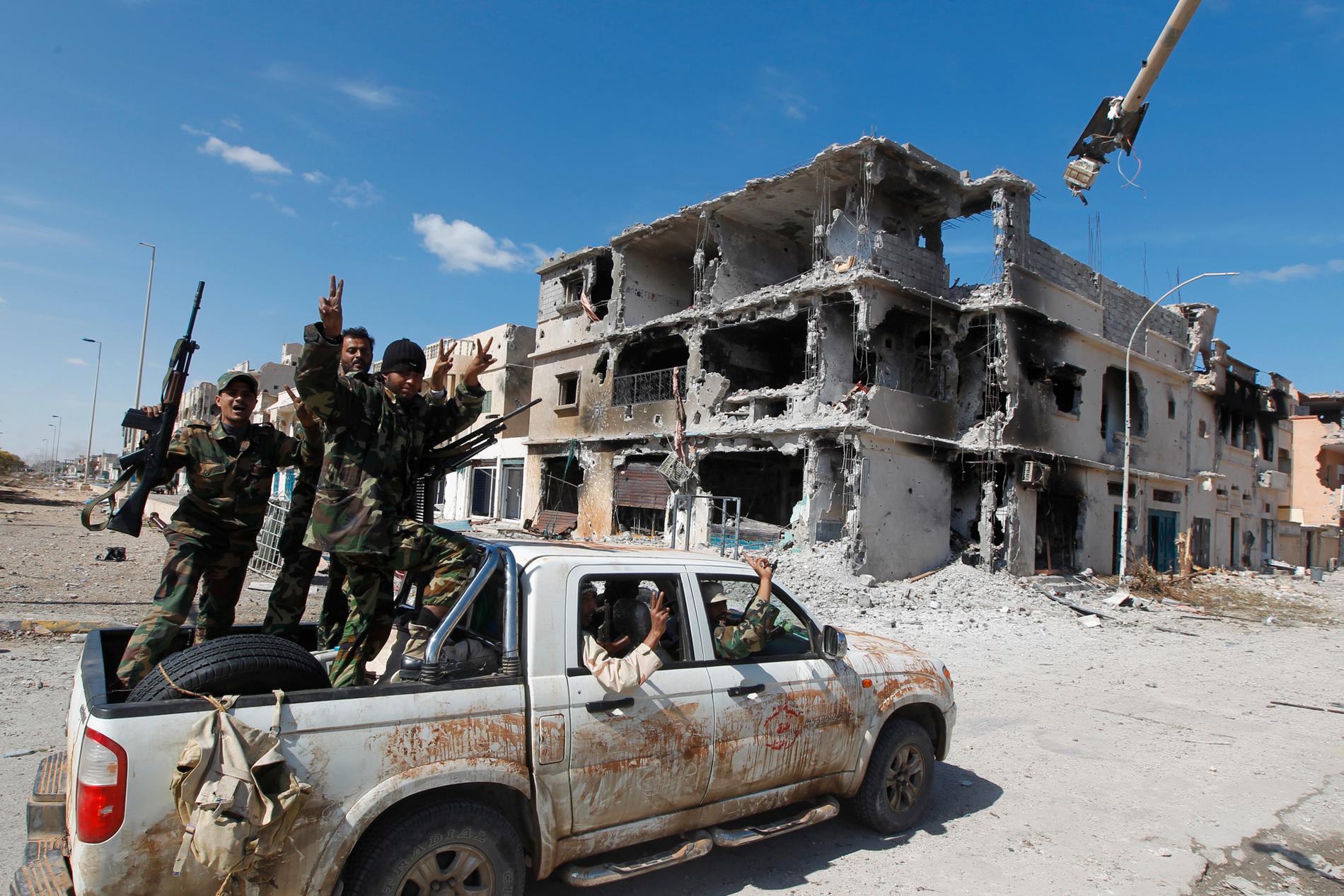 Glädjescener när anti-Gaddafistyrkor intog Sirte, Gaddafis hemstad.