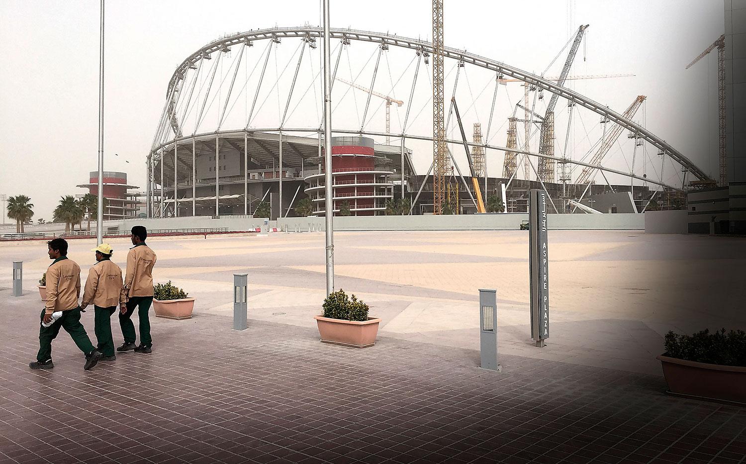 Kritiken är massiv mot Qatars storslagna VM-projekt. Här är Khalifa International Stadium som ska byggas ut till 68 000 platser. 
Tusentals underbetalda gästarbetare ser till att det blir verklighet.