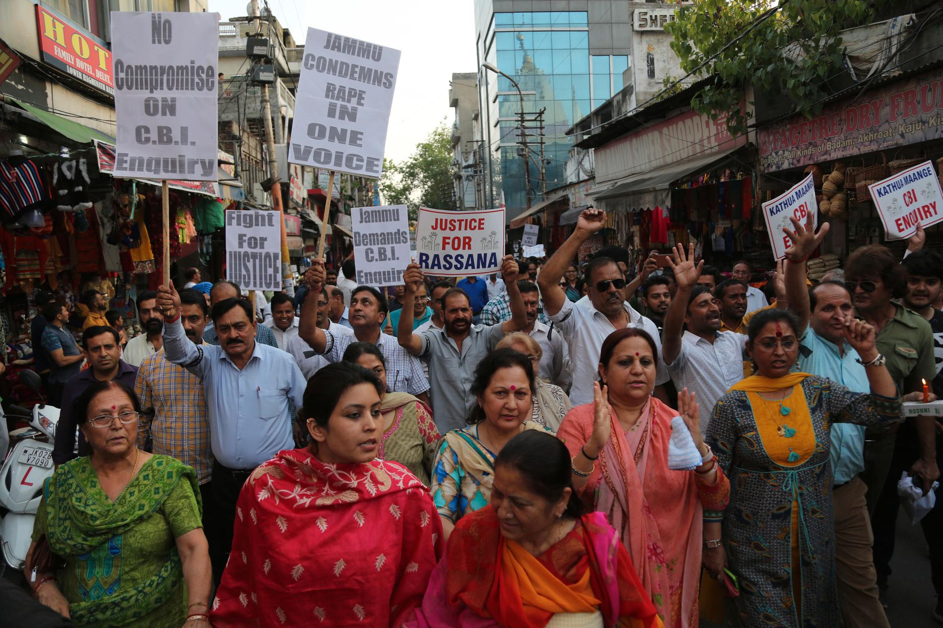 Indier demonstrerar i staden Jammu i april 2018, med kritik mot en utredning av ett våldtäktsmord på en åttaårig flicka.