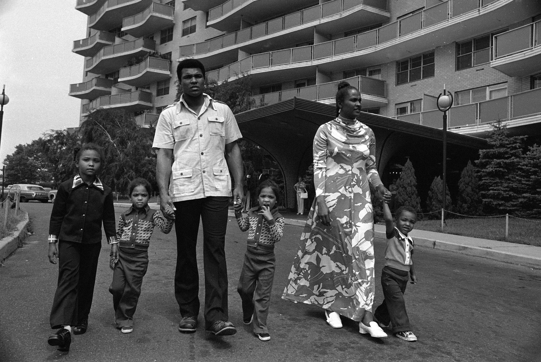 Muhammad Ali tillsammans med sin familj 1974. Från vänster i bild: Dottern Maryum, tvillingarna Rasheda och Jamillah, hustrun Belinda och sonen Muhammad Ali Jr.