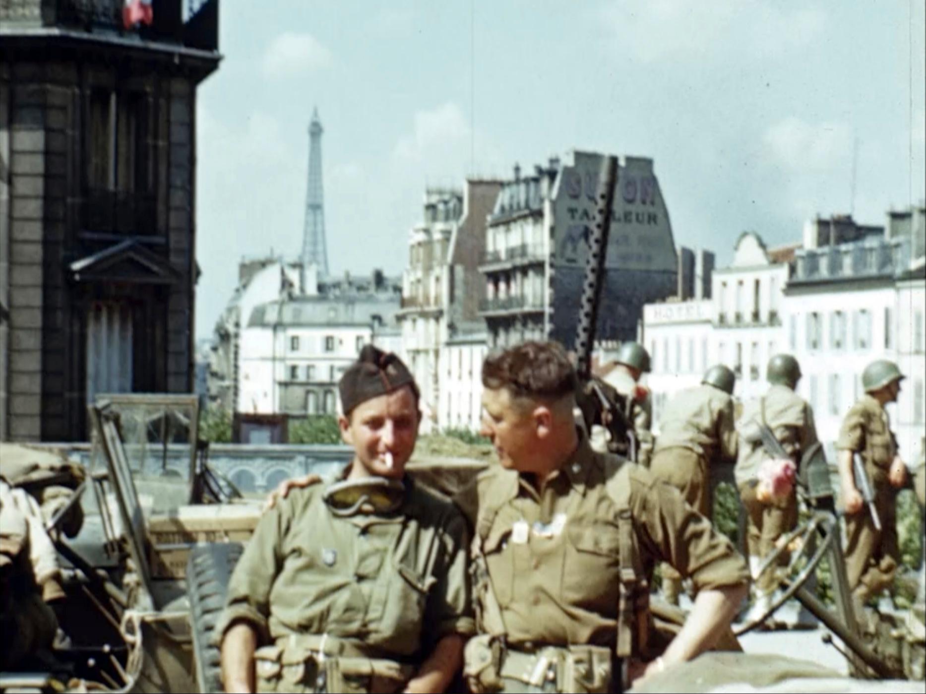 Amerikanska soldater i Paris med Eiffeltornet i bakgrunden efter befrielsen av Paris, augusti 1944.