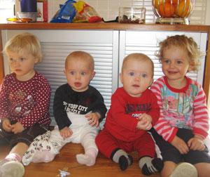 Filippa, Majken, Wilma och Tilde fint uppradade i köket. Här är småtjejerna nio månader och stortjejerna snart 2,5 år.