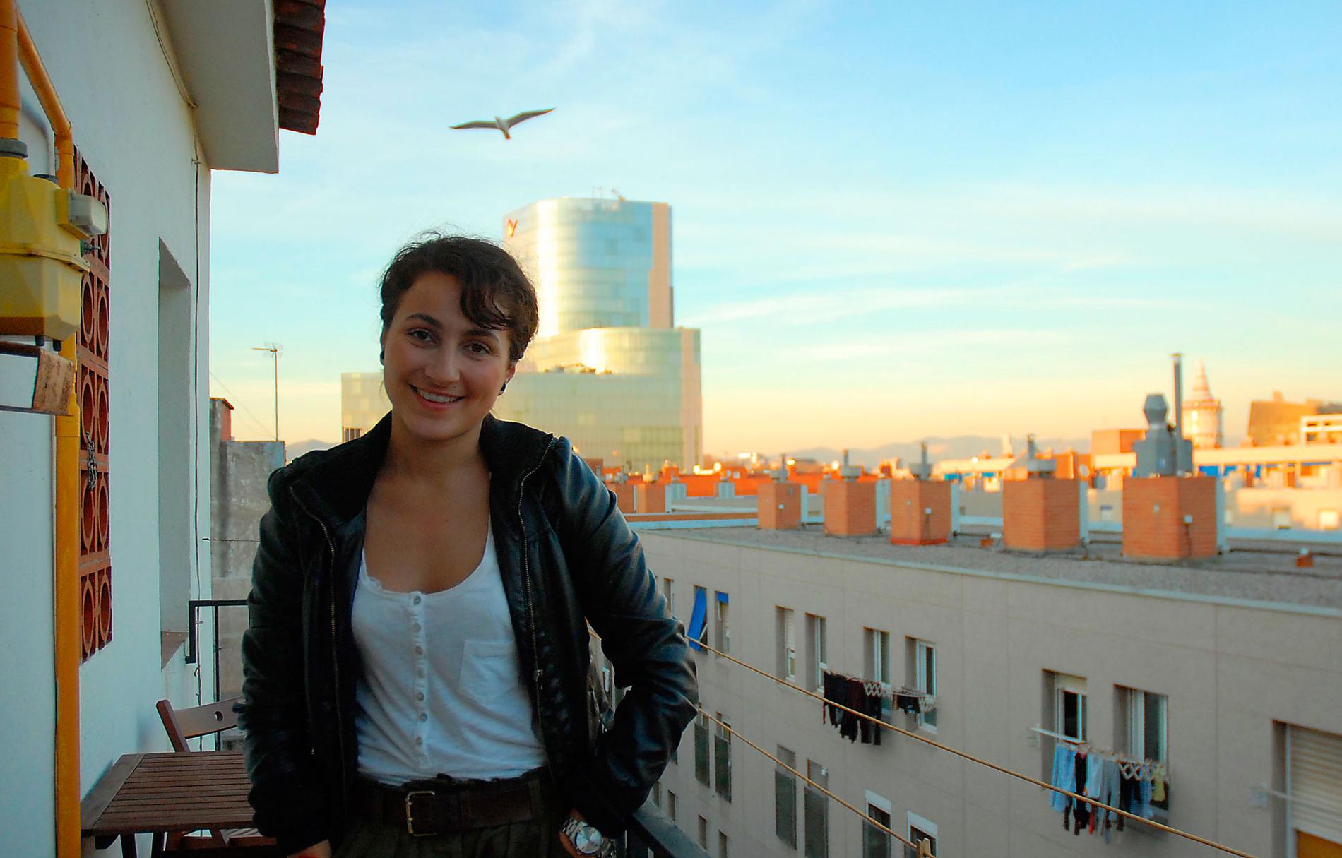 KÖPTE LÄGENHET I BARCELONA Rasha El-Ahmad, 25, från Uppsala, studerar till läkare i Barcelona och investerade i en lägenhet i stans centrala delar i höstas. ”Lägenhetspriserna här har sjunkit med nästan 25 procent, så det kändes som ett bra läge. Hela min familj älskar Barcelona, och lägenheten kommer vi att ha kvar länge”, säger hon.