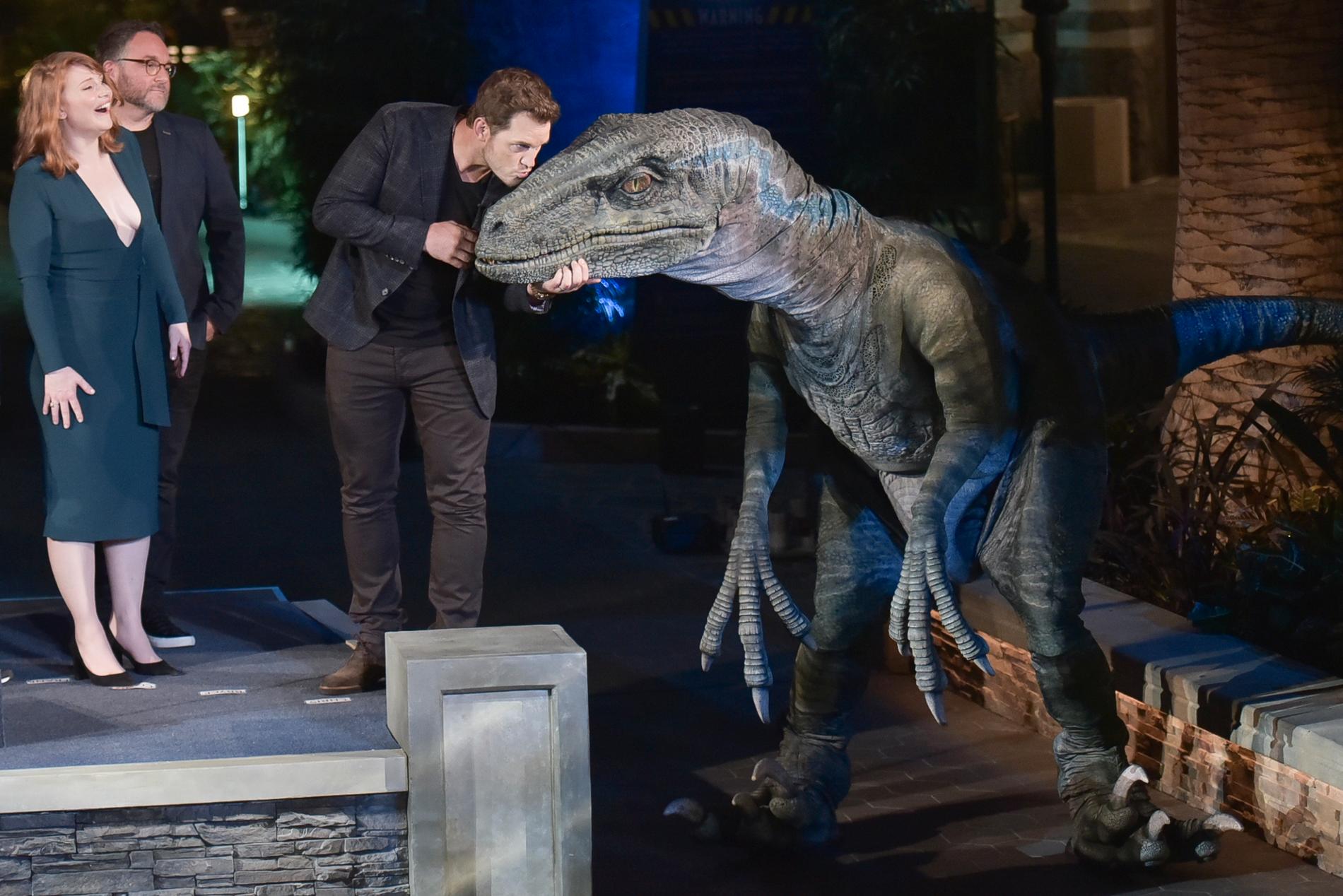 Skådespelarna Bryce Dallas Howard och Chris Pratt med "Jurassic world"-regissören Colin Trevorrow (längst bak). Arkivbild.