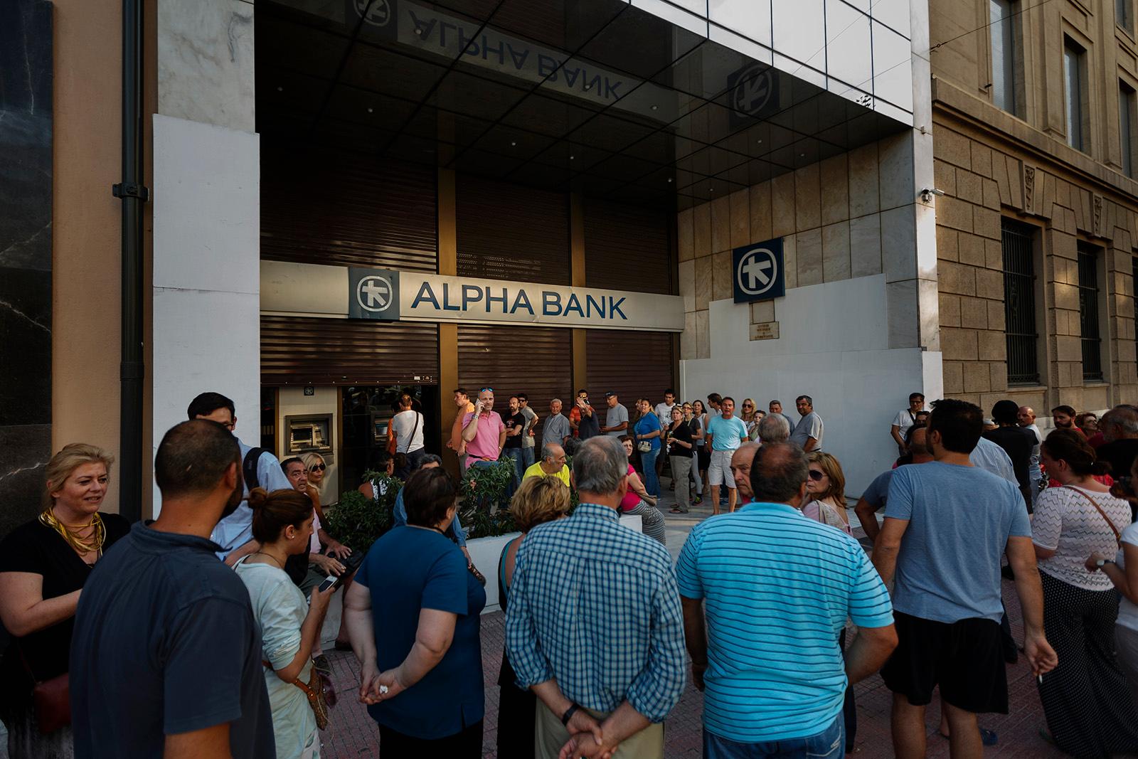 Greker försöker desperat att ta ut sina pengar - och på söndagen kom beskedet att bankerna kommer att hållas stängda under måndagen.