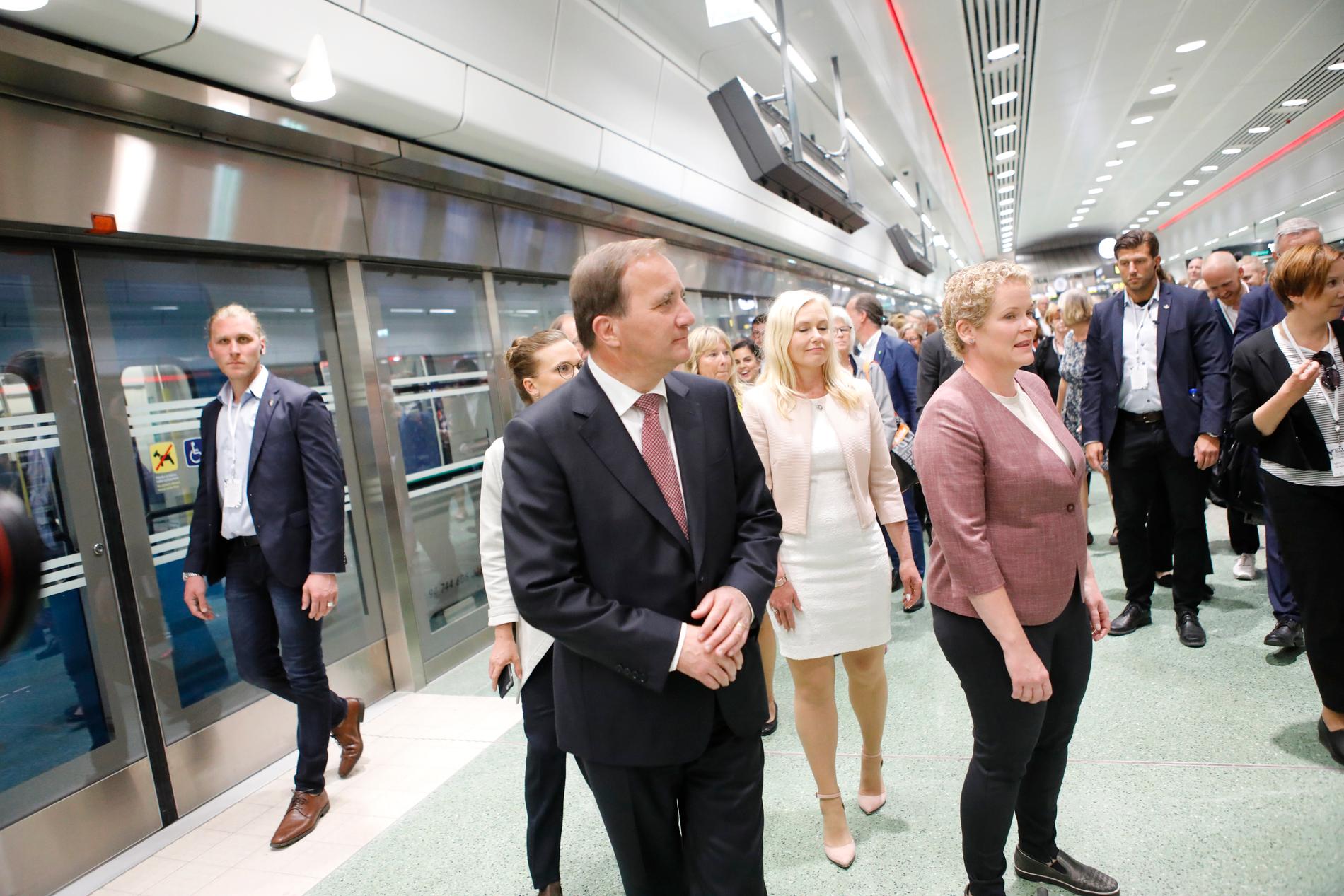 Statsminiser Stefan Löfven, finansborgarråd Karin Wanngård och infrastruktur minister Anna Johansson på rundvandring i nya citybanan i Stockholm.