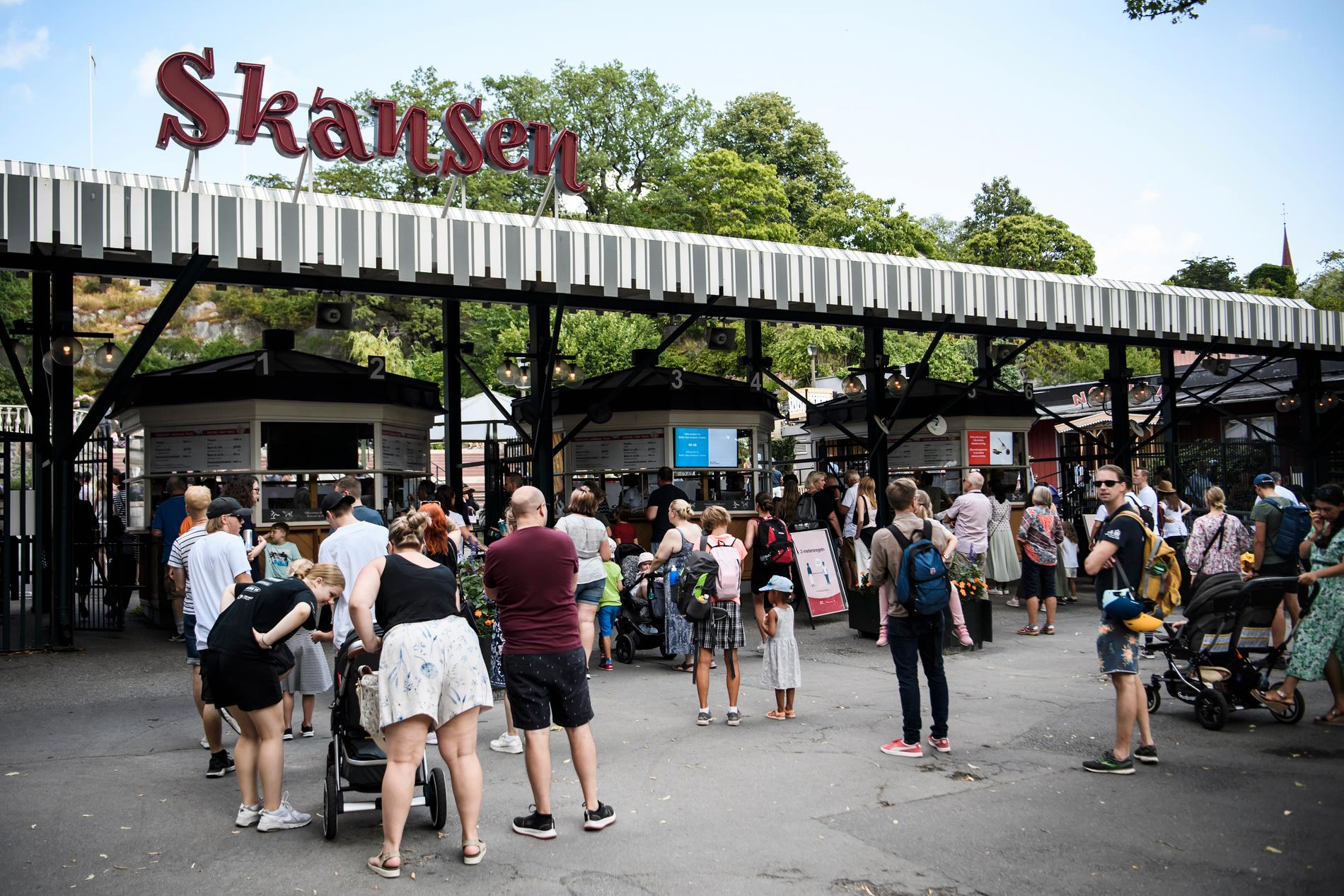 Folk köar till Skansen på Djurgården i Stockholm. Arkivbild.