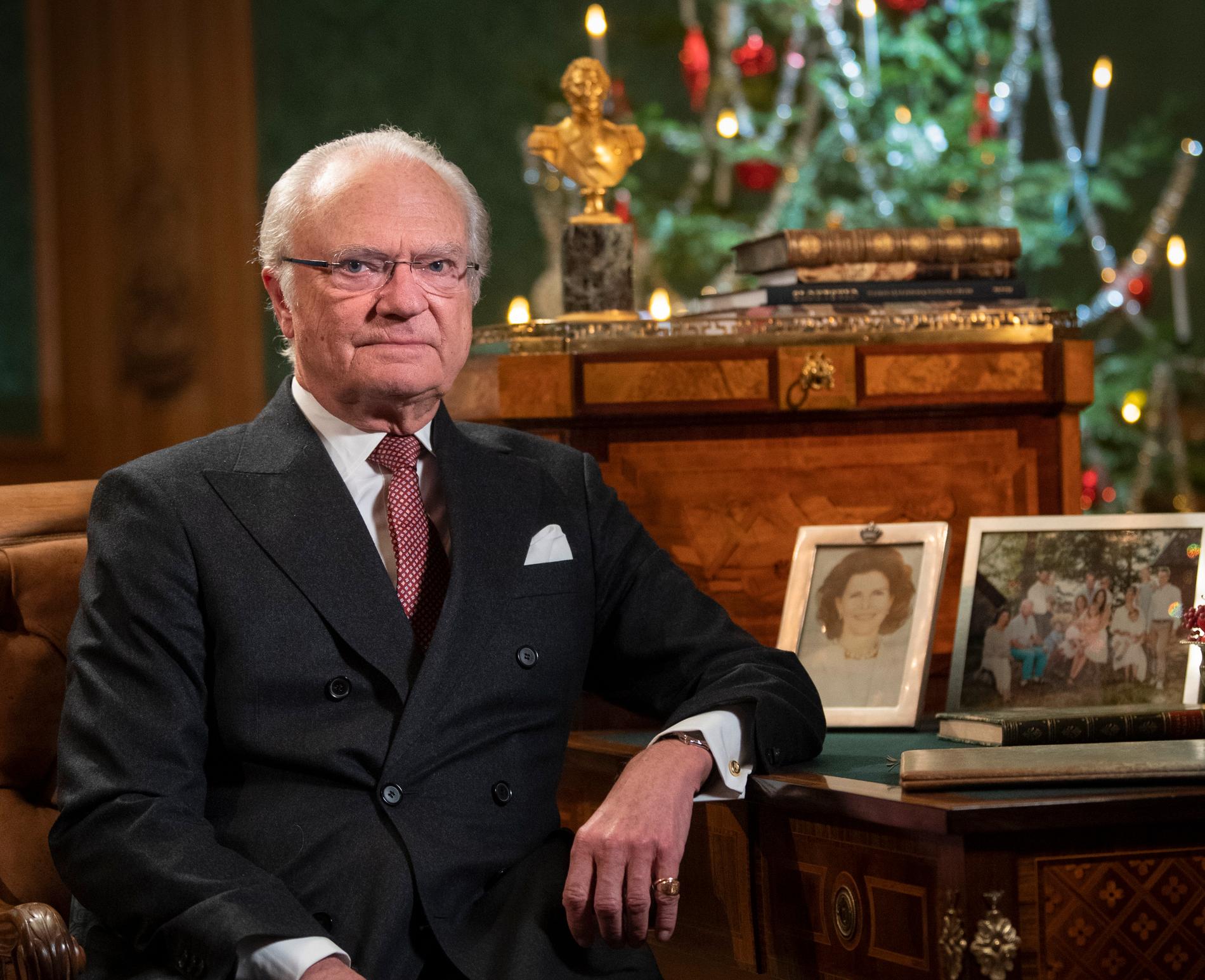 Kung Carl Gustaf fotograferad på Stockholms slott inför sitt jultal.