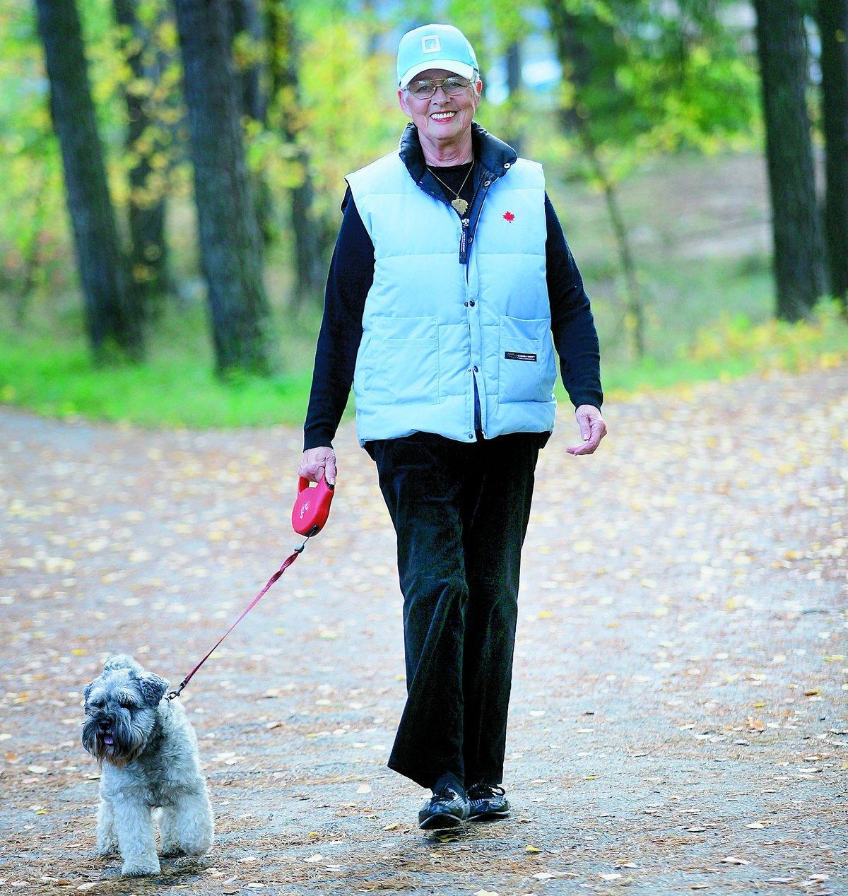 Tack vare att hon fick recept på motion blev Elsa motiverad att börja promenera. Som sällskap har hon gärna grannens hund.