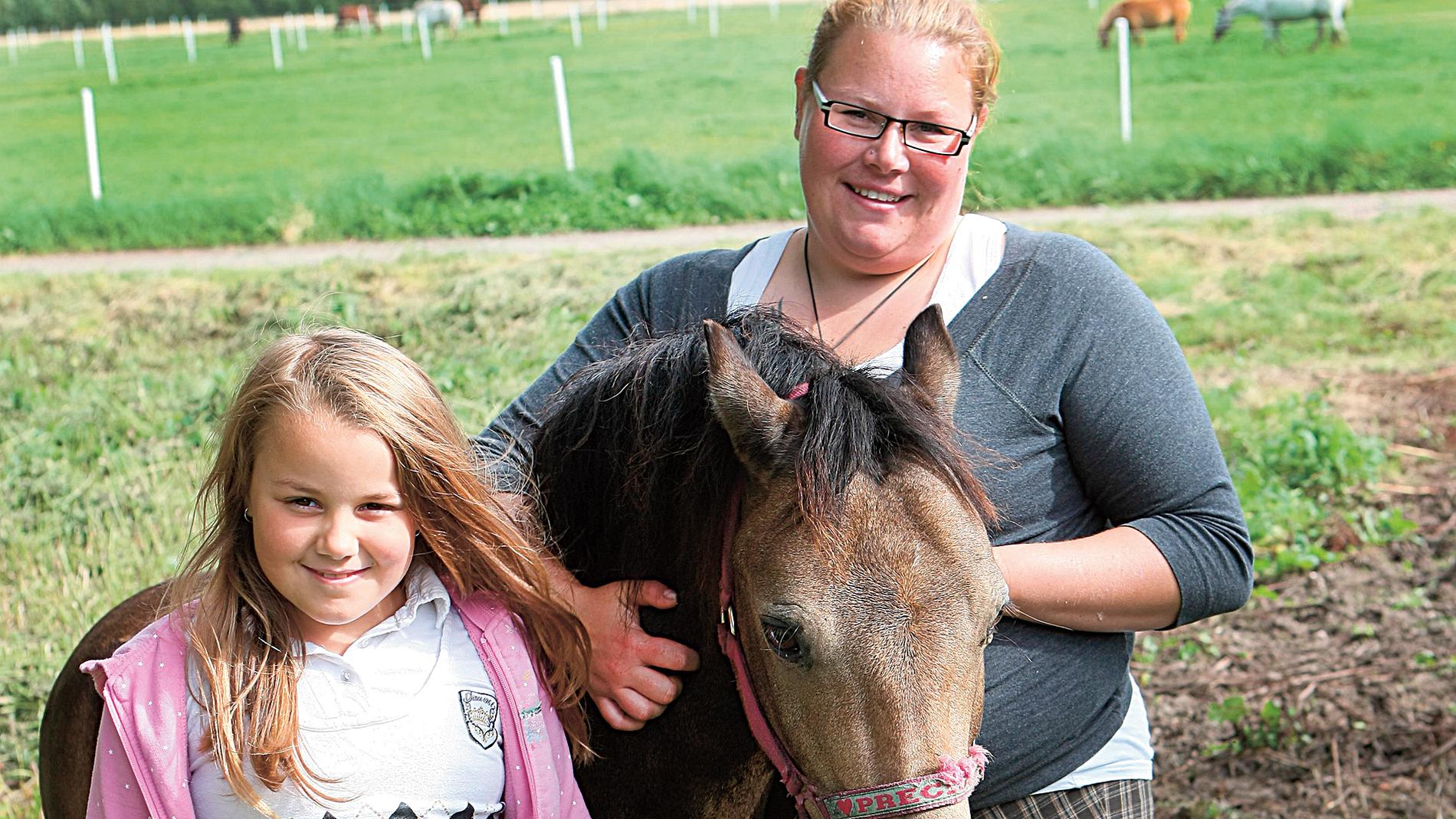 Erica och dottern Amelia är lika på många sätt – båda är självständiga, glada och älskar hästar. Här är de tillsammans med ponnyn Mulle, en av familjens hästar.