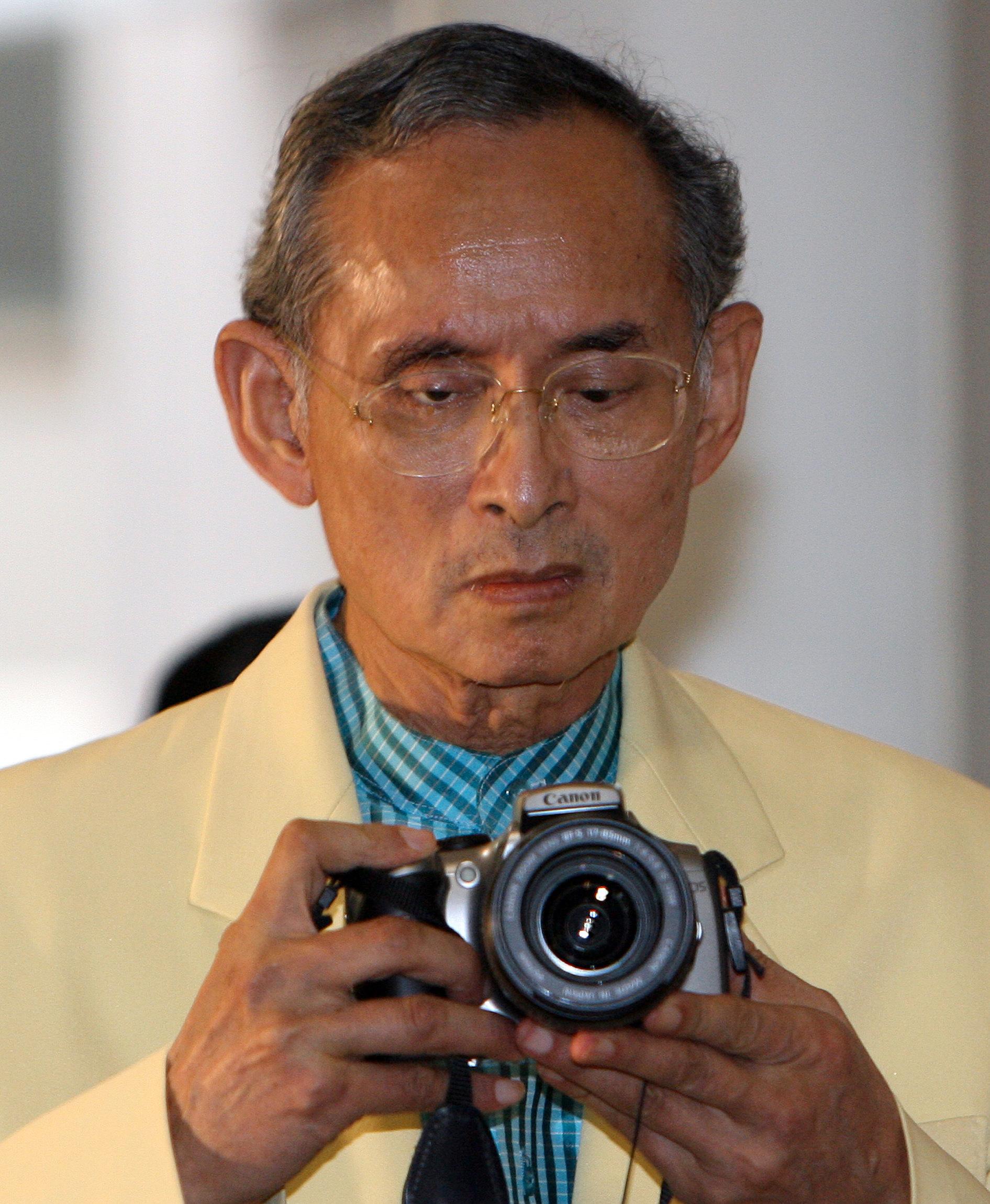 Kung Bhumibol Adulyadej tar bilder i samband med att besökare lyckönskar honom på sjukhuset juli 2006.